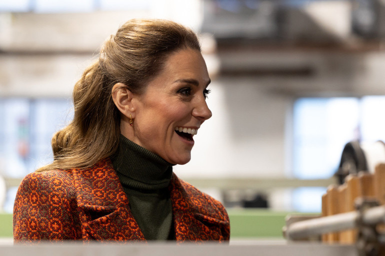 Sadece güzel değil çok da hamarat… Dikiş makinasının başına geçti, prens kocasına pantolon dikti