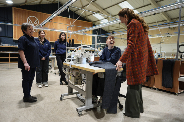 Sadece güzel değil çok da hamarat… Dikiş makinasının başına geçti, prens kocasına pantolon dikti