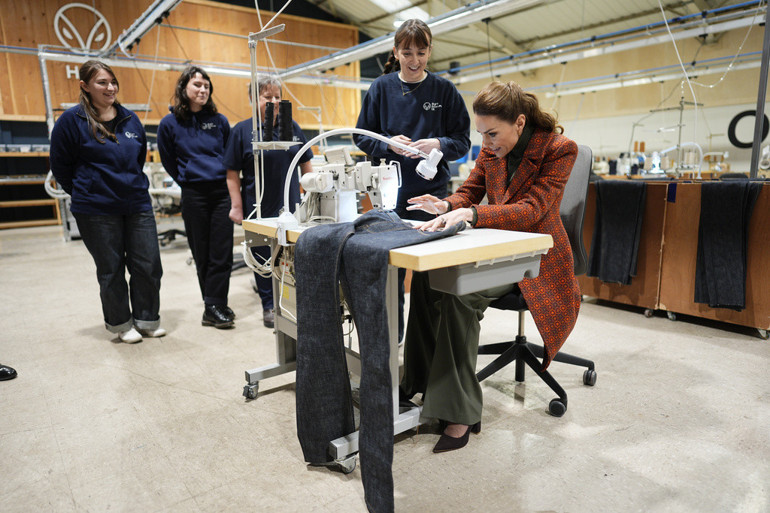 Sadece güzel değil çok da hamarat… Dikiş makinasının başına geçti, prens kocasına pantolon dikti