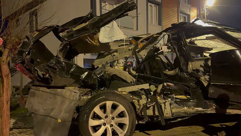 4 araca ve iş yerine çarptı