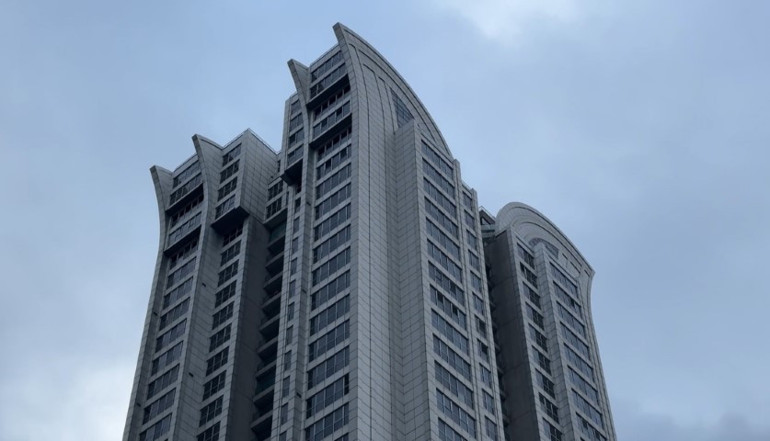 İstanbulda 30. kattan düşen çocuk yaşamını yitirdi