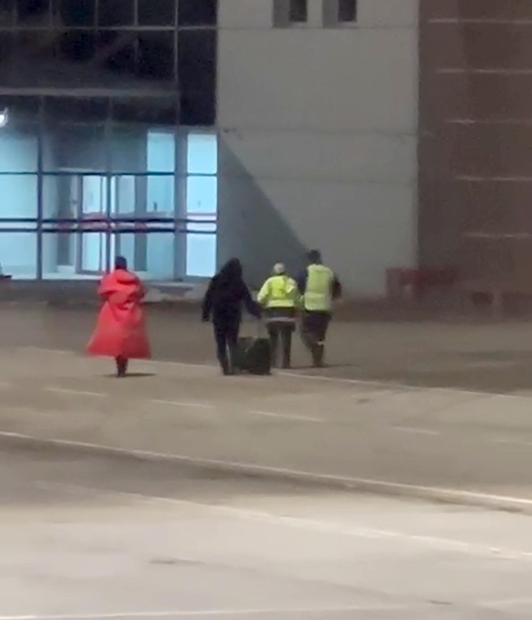  Kalkışa hazırlık yapılırken hosteslere seslendi