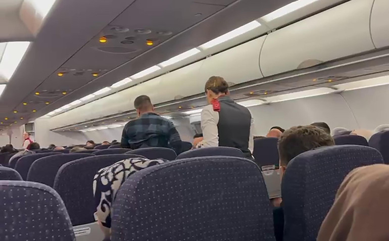  Kalkışa hazırlık yapılırken hosteslere seslendi