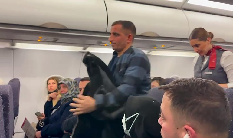  Kalkışa hazırlık yapılırken hosteslere seslendi