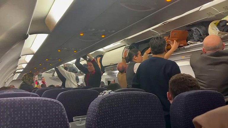  Kalkışa hazırlık yapılırken hosteslere seslendi