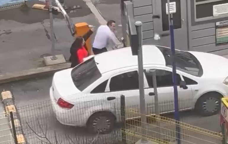 Küfrederek aracından indi, otomobilin aynasını kırdı