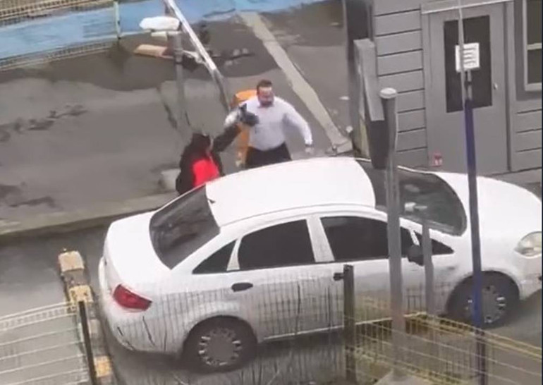 Küfrederek aracından indi, otomobilin aynasını kırdı