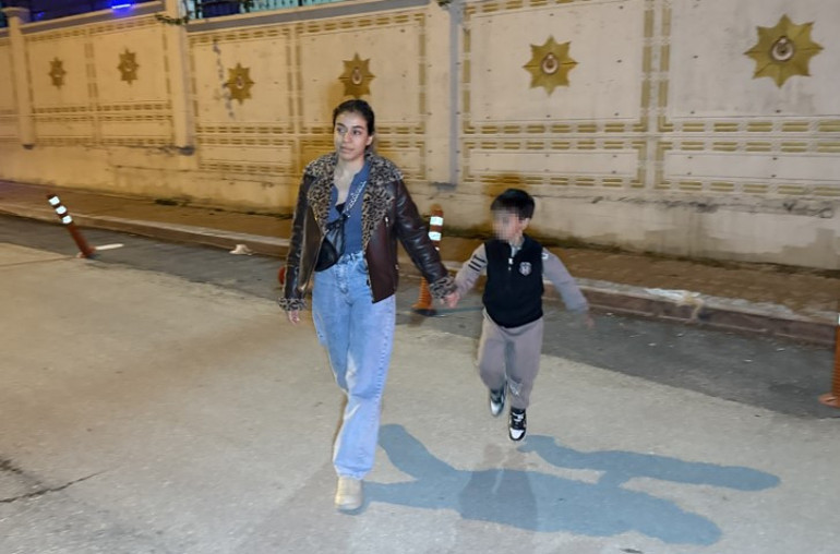 Gözyaşlarına boğuldu | Anne, çocuğuna 1,5 yıl sonra polis merkezinde kavuştu