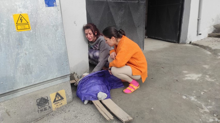  Genç kadın gözyaşlarına boğuldu