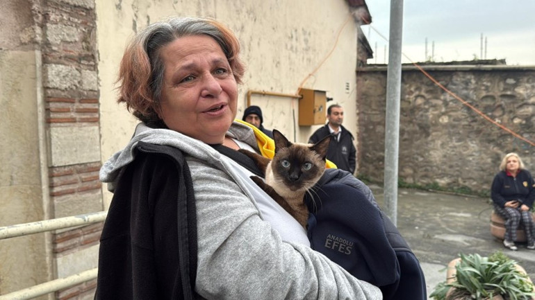  Genç kadın gözyaşlarına boğuldu