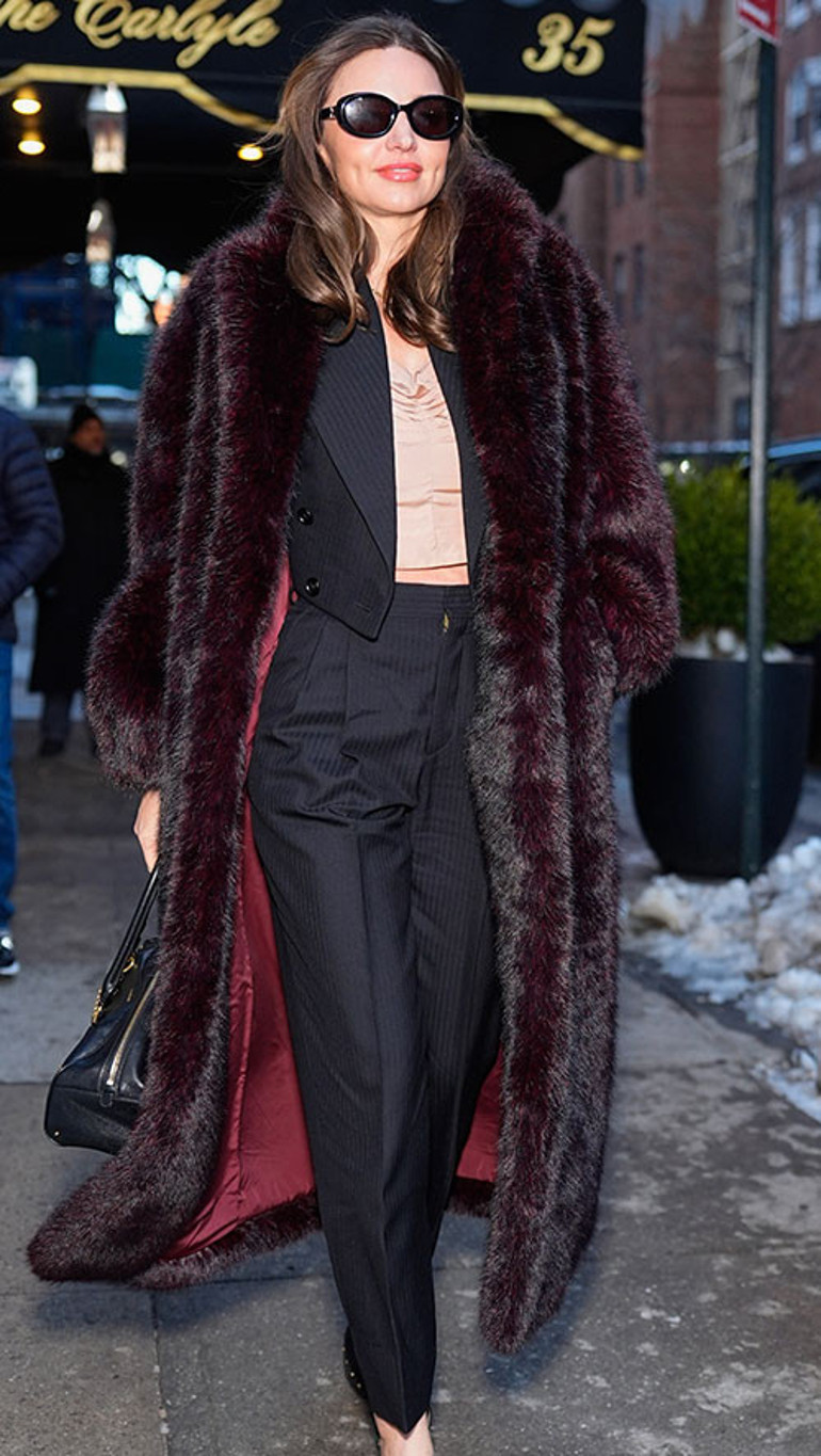 Aşk uğruna dört tane evlat dünyaya getirdi... Hamileliklerin izi bile kalmadı... Gamzeli güzel hâlâ genç kız gibi