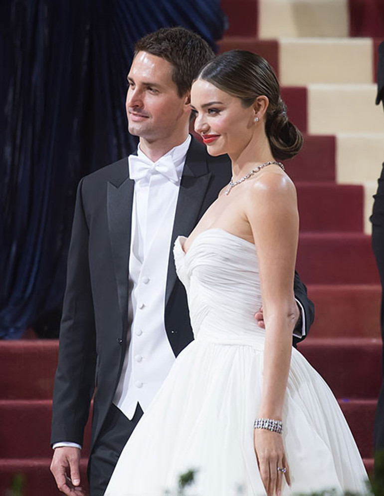 Aşk uğruna dört tane evlat dünyaya getirdi... Hamileliklerin izi bile kalmadı... Gamzeli güzel hâlâ genç kız gibi