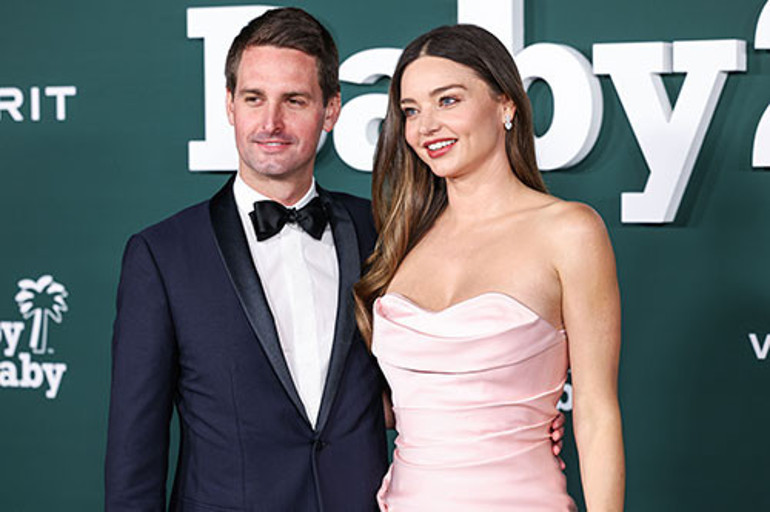 Aşk uğruna dört tane evlat dünyaya getirdi... Hamileliklerin izi bile kalmadı... Gamzeli güzel hâlâ genç kız gibi