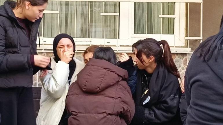 Lisede kahreden ölüm: 12. sınıf öğrencisi Rabia kurtarılamadı | Arkadaşları cenazede gözyaşlarına boğuldu