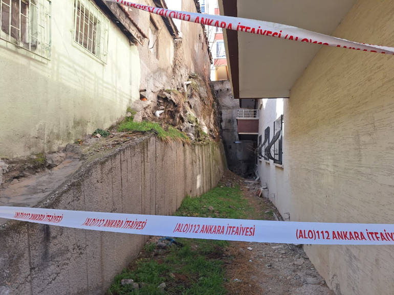 Ankarada toprak kayması: 4 katlı bina ve gecekondu tahliye edildi
