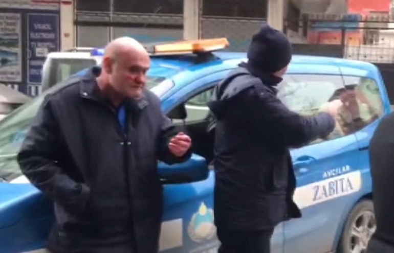 Avcılarda kaldırıma park edilen aracın fotoğrafını çeken zabıtaya yumruklu saldırı