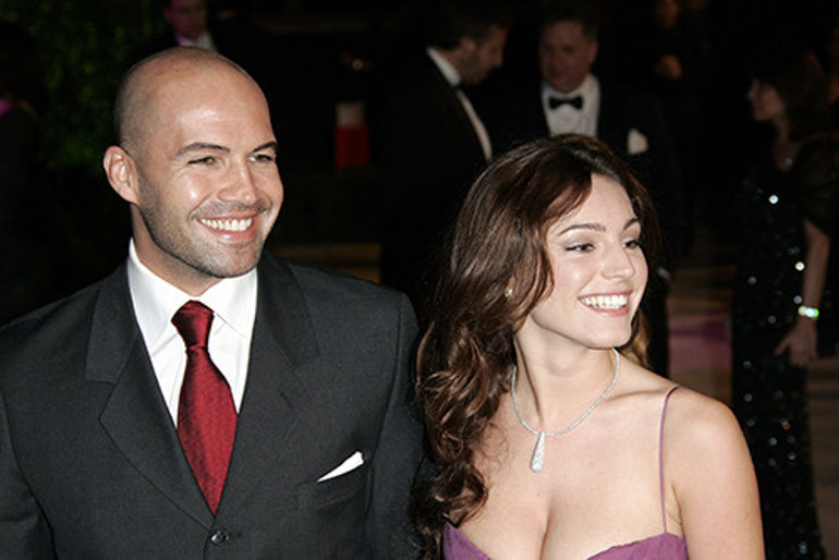  Öyle bir giyin ki ince belin ve göğüslerin ön plana çıksın