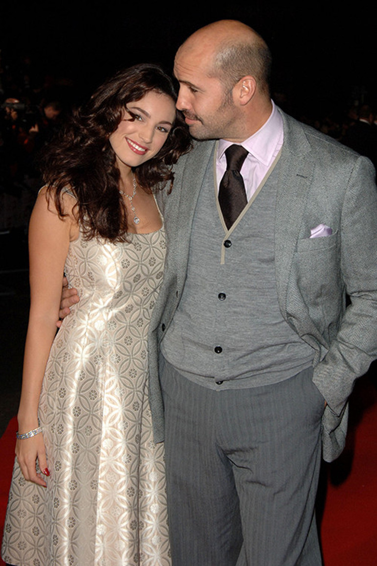  Öyle bir giyin ki ince belin ve göğüslerin ön plana çıksın