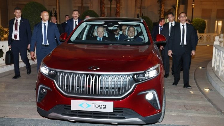 Cumhurbaşkanı Erdoğan, Sisi’ye Togg hediye etti