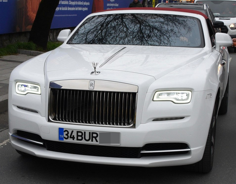 Burak Özçivit 35 milyon liralık aracıyla Etiler trafiğinde