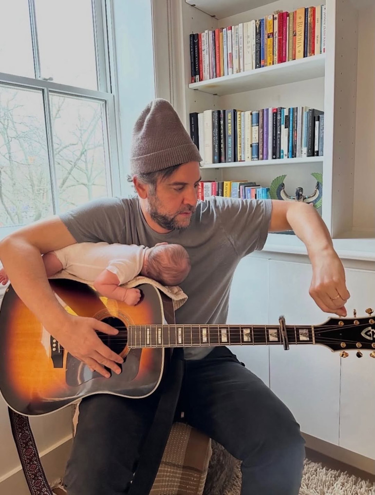 ‘Senin beklediğim için bu zamana kadar evlenmedim’ demişti… Ünlü oyuncu 51 yaşında baba oldu