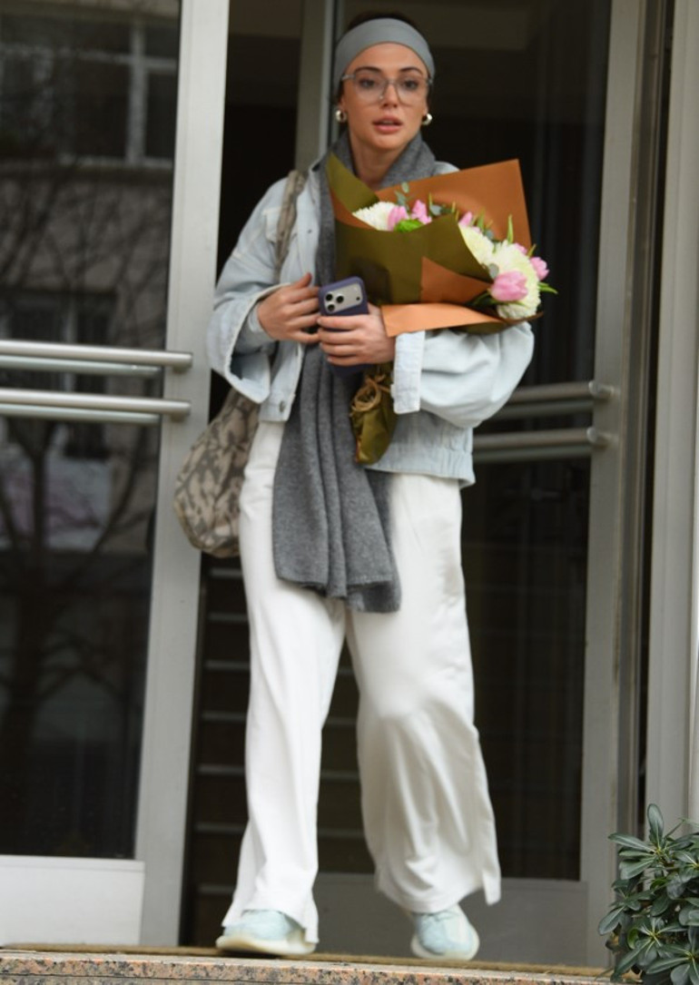 Arkadaşına çiçek aldı