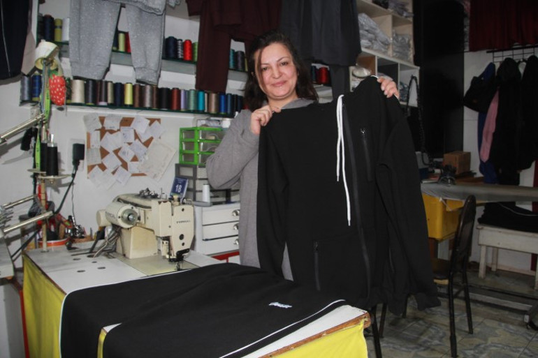 Fabrikalarda atık diye ayrılıyor | Onları alıp 20 dakikada üreterek dörtte bir fiyatına satıyor