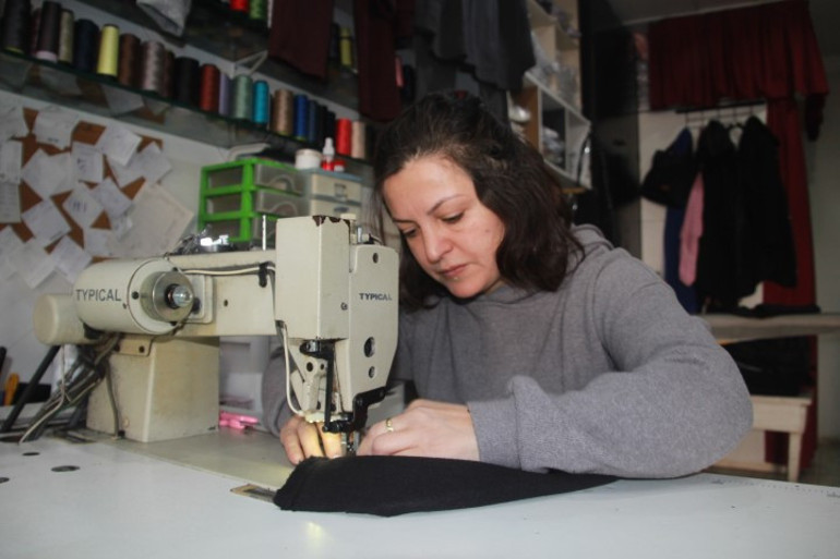 Fabrikalarda atık diye ayrılıyor | Onları alıp 20 dakikada üreterek dörtte bir fiyatına satıyor