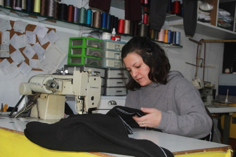 Fabrikalarda atık diye ayrılıyor | Onları alıp 20 dakikada üreterek dörtte bir fiyatına satıyor