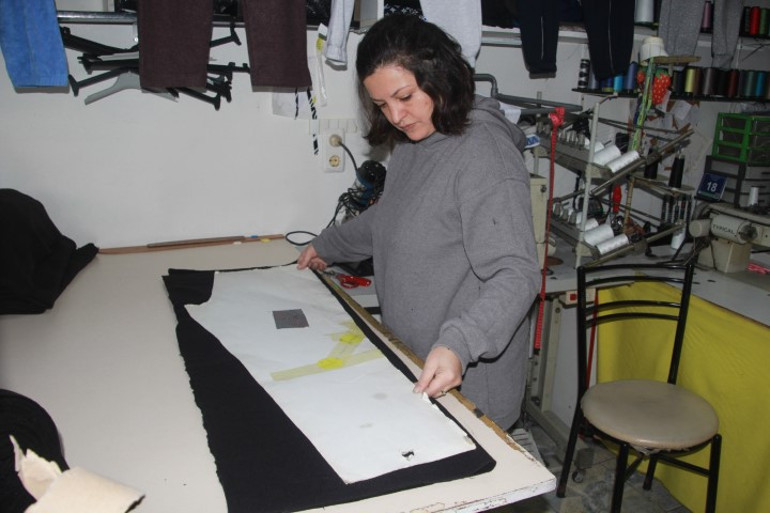 Fabrikalarda atık diye ayrılıyor | Onları alıp 20 dakikada üreterek dörtte bir fiyatına satıyor