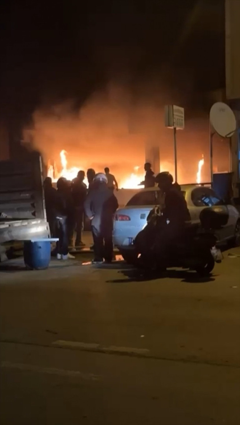  Yangın var aşağı inin Kavga etmişler sonra binayı yakmışlar