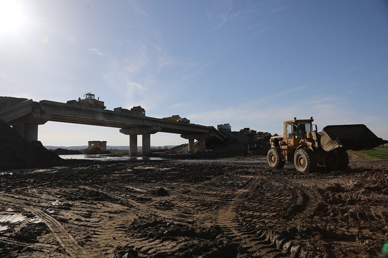 YPGli teröristler patlattı: Halk kendi imkanlarıyla onarıyor