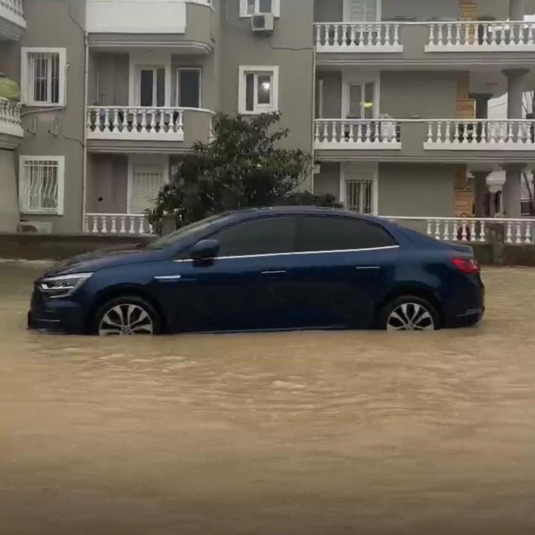 Kuvvetli fırtına ve gök gürültülü sağanak yağış geliyor Meteoroloji saat verdi: Birçok il için ani sel, fırtına, yıldırım ve hortum uyarısı