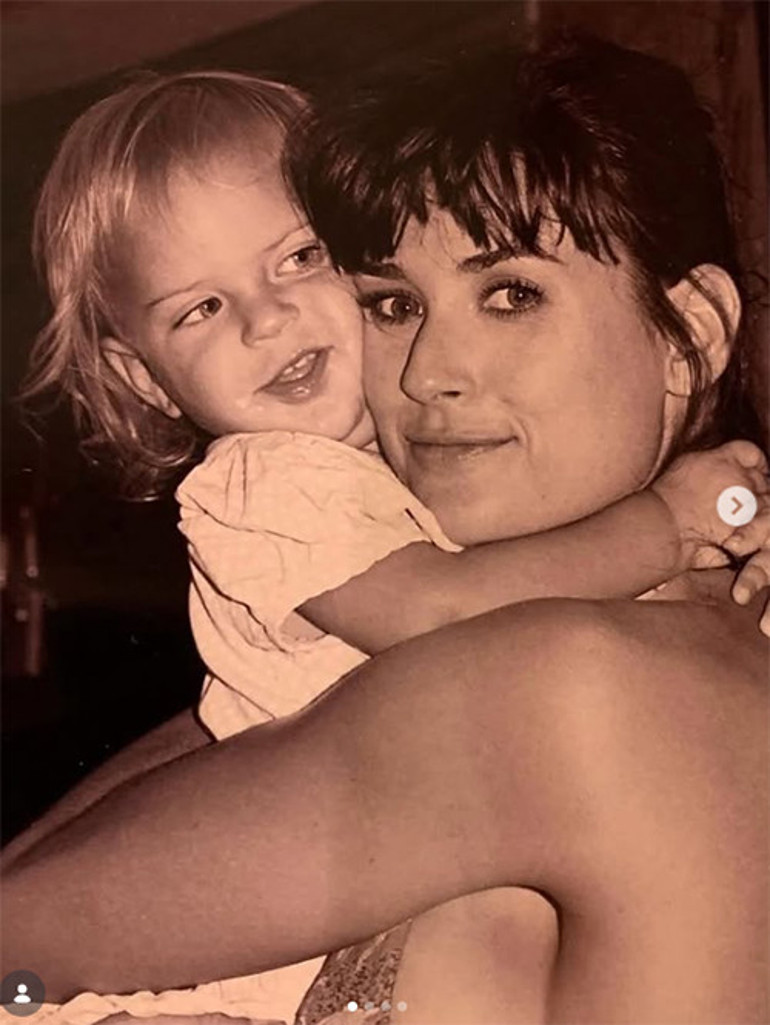 Üç seferinde de lohusa yatağından kalkıp sete koşmuştu... Güzel kızım, artık kollarıma sığmaz oldun... Ne iyi ettim de doğurdum seni