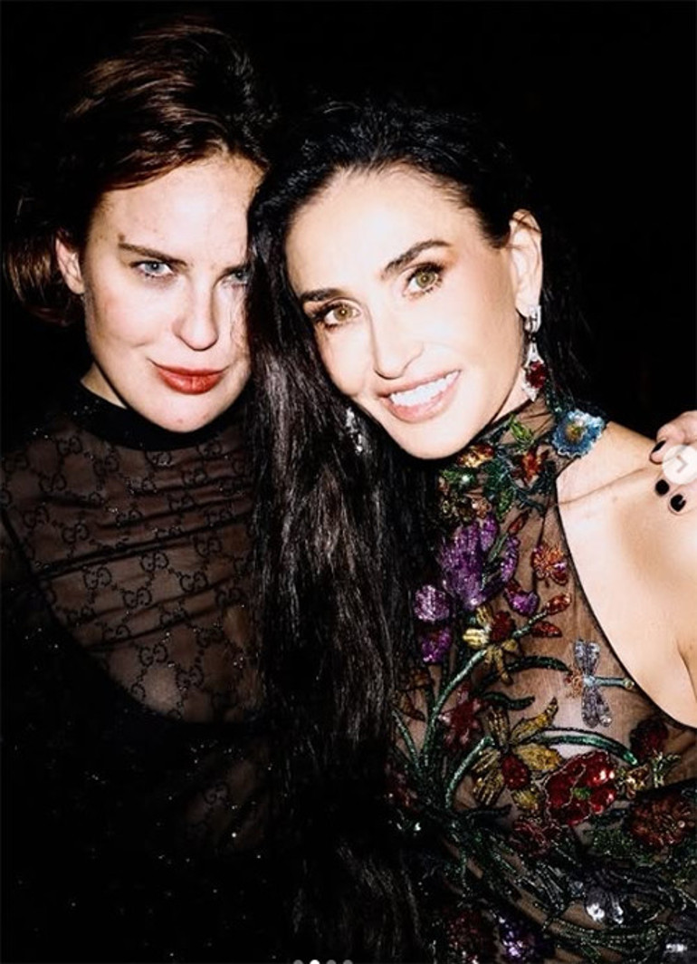 Üç seferinde de lohusa yatağından kalkıp sete koşmuştu... Güzel kızım, artık kollarıma sığmaz oldun... Ne iyi ettim de doğurdum seni