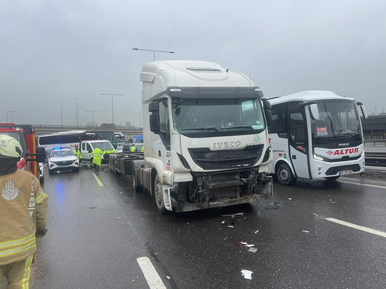 Başakşehirde TIR, otomobile arkadan çarptı: 2 şerit trafiğe kapatıldı