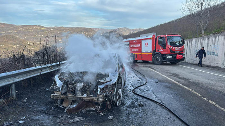 Ordu’da seyir halindeyken alev alan otomobil yandı