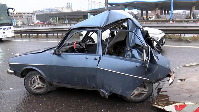 Başakşehirde TIR, otomobile arkadan çarptı: 2 şerit trafiğe kapatıldı