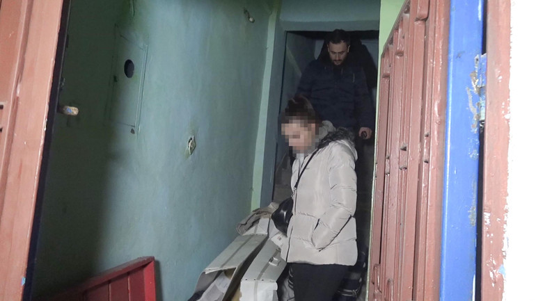 Bir evde zorla tutulan kadın kurtarıldı