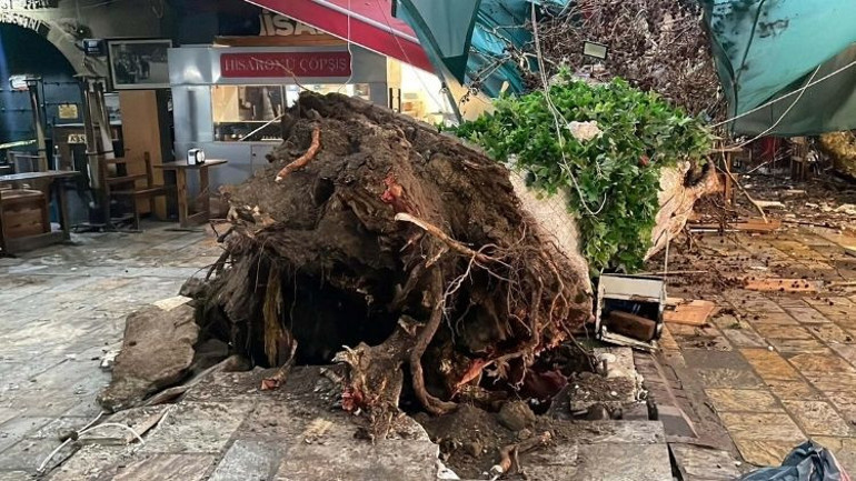 İzmiri kuvvetli yağış vurdu… Bir kişi feci şekilde can verdi, yolları su bastı