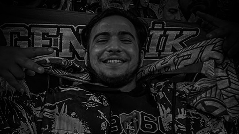 Tribünden düşerek hayatını kaybetti