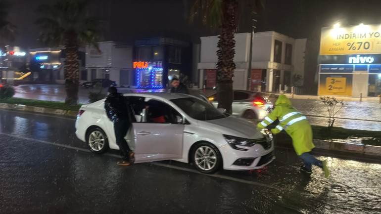 İzmiri kuvvetli yağış vurdu… Bir kişi feci şekilde can verdi, yolları su bastı