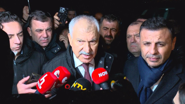 Son dakika: Eski Adana Büyükşehir Belediye Başkanı Zeydan Karaların da aralarında bulunduğu 9 tutuklu tahliye edildi... Karalar, cezaevinden çıkış yaptı