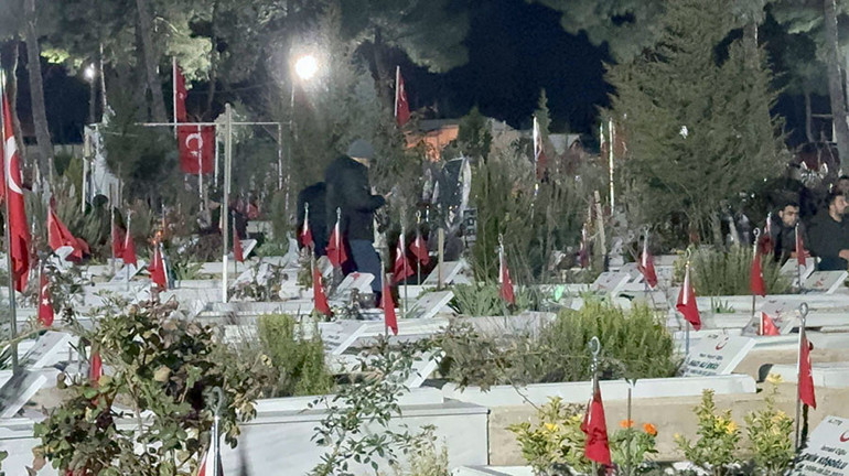 Saatler 04.17de durdu 6 Şubat depremlerinin üzerinden 3 yıl geçti... Birçok ilden anma töreni düzenlendi