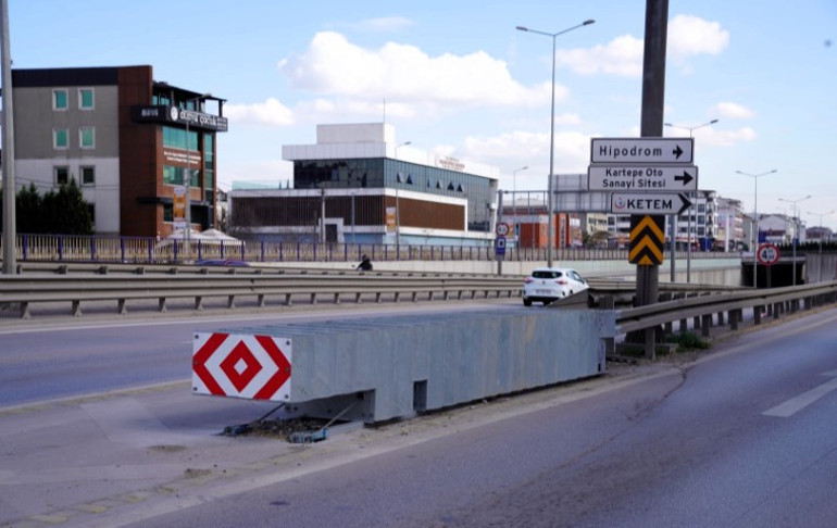 D-100deki riskli kavşaklara çarpışma yastığı yerleştirildi