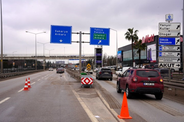 D-100deki riskli kavşaklara çarpışma yastığı yerleştirildi