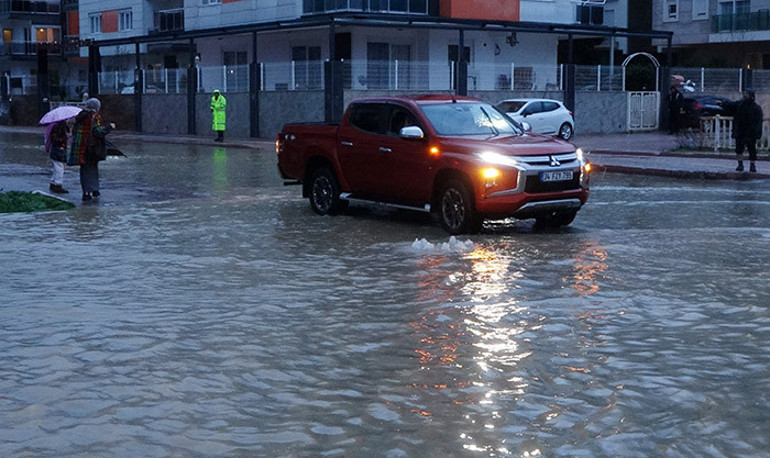 Hortum oluştu, ev ve iş yerlerini su bastı