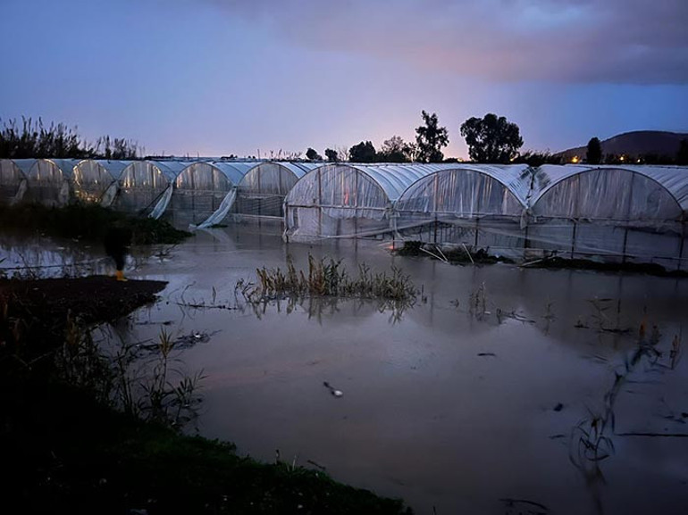Hortum oluştu, ev ve iş yerlerini su bastı