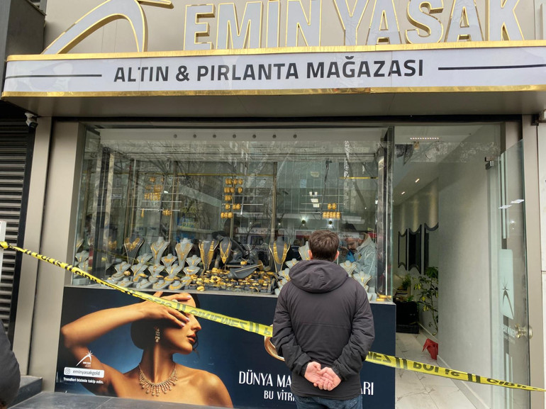 Çalışanı darbedip 1 kilo altını alıp kaçtılar