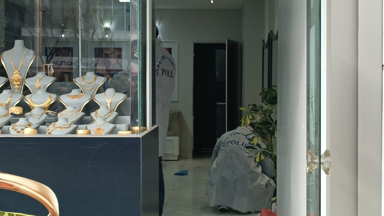 Çalışanı darbedip 1 kilo altını alıp kaçtılar